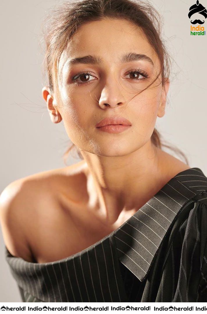 Beauteous Alia Bhatt Hot Photos Collection Set 3