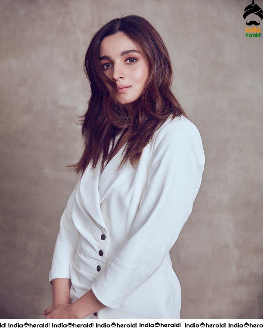 Beauteous Alia Bhatt Hot Photos Collection Set 4