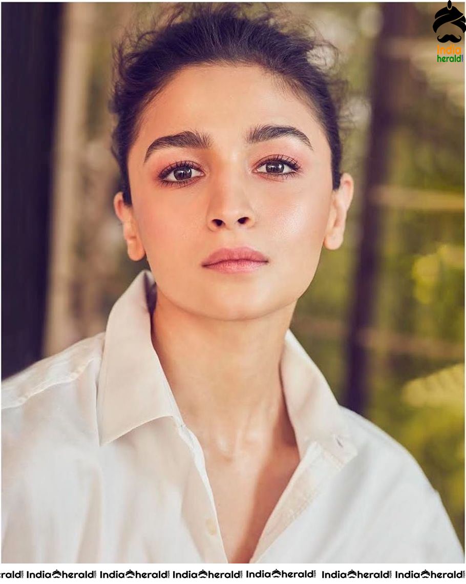 Beauteous Alia Bhatt Hot Photos Collection Set 4