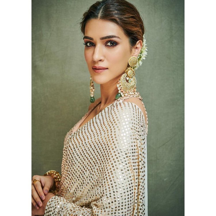 Beautiful Angel kriti sanon Latest Pictures