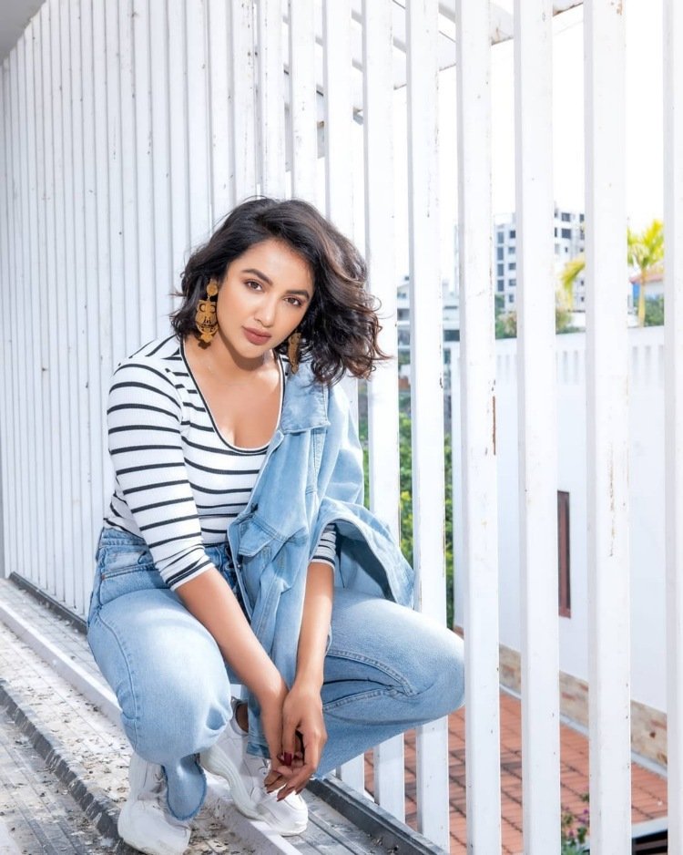 Beautiful Telugu Beauty Tejaswi Madivada Latest Pictures