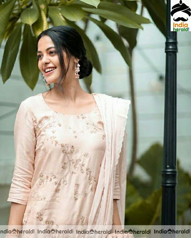 Bigg boss babe Bindhu Madhavi cute cream chudi stills