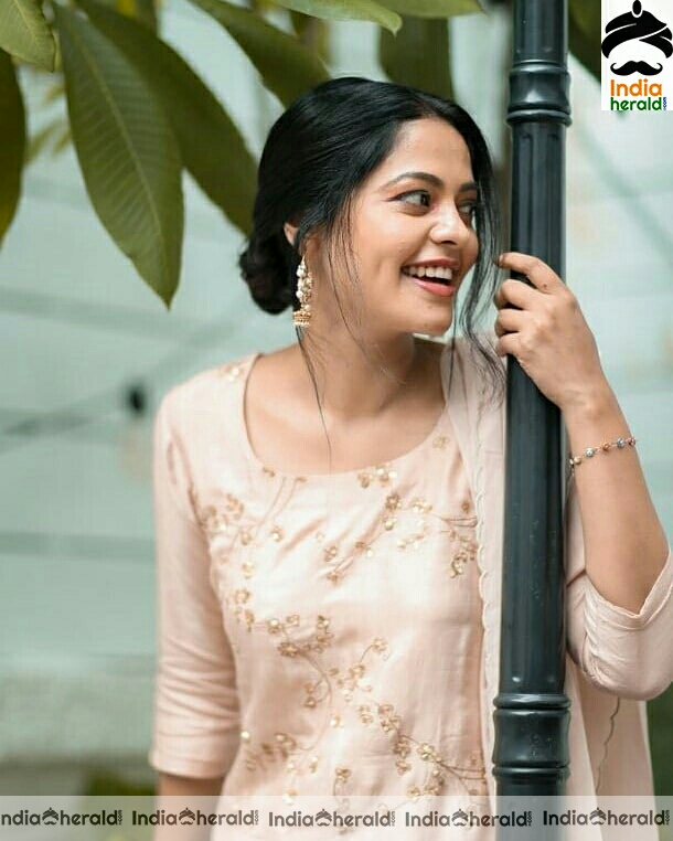 Bigg boss babe Bindhu Madhavi cute cream chudi stills