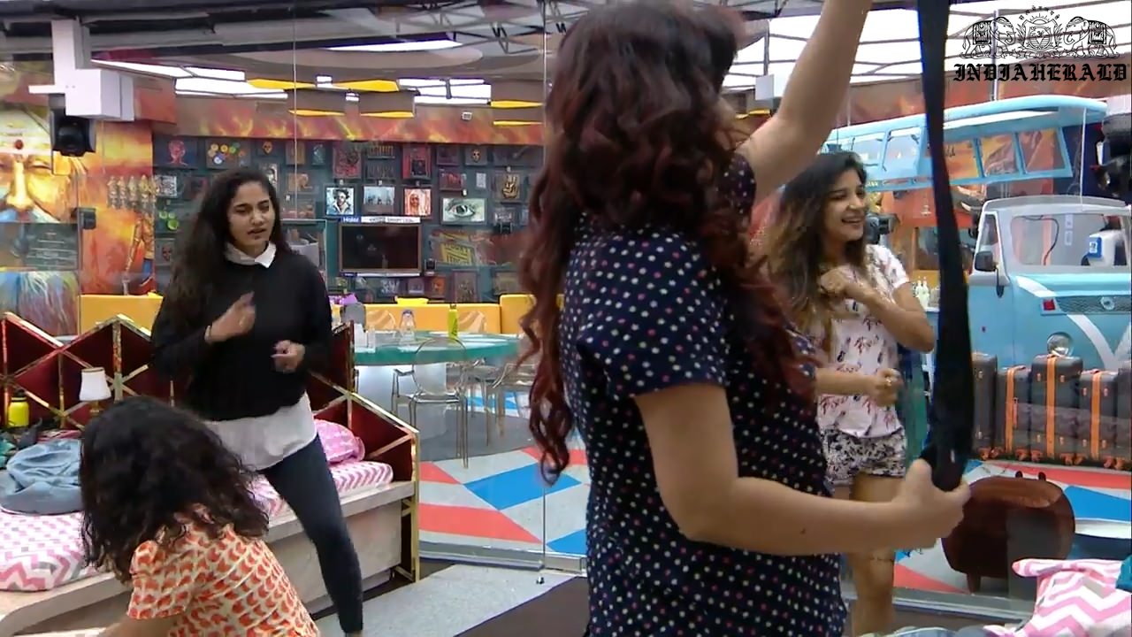 Bigg Boss Season 3 Tamil Day 1 Stills Set 1