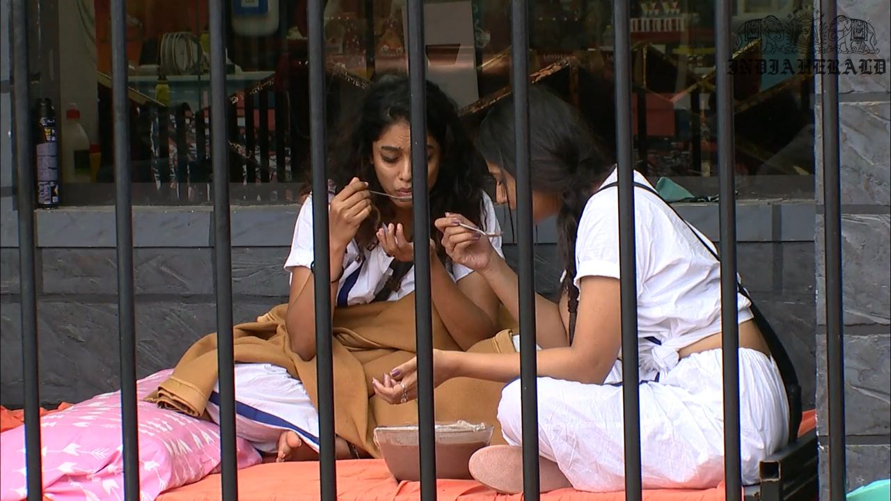 Bigg Boss Tamil Season 3 Day 34 Hot Stills Set 2