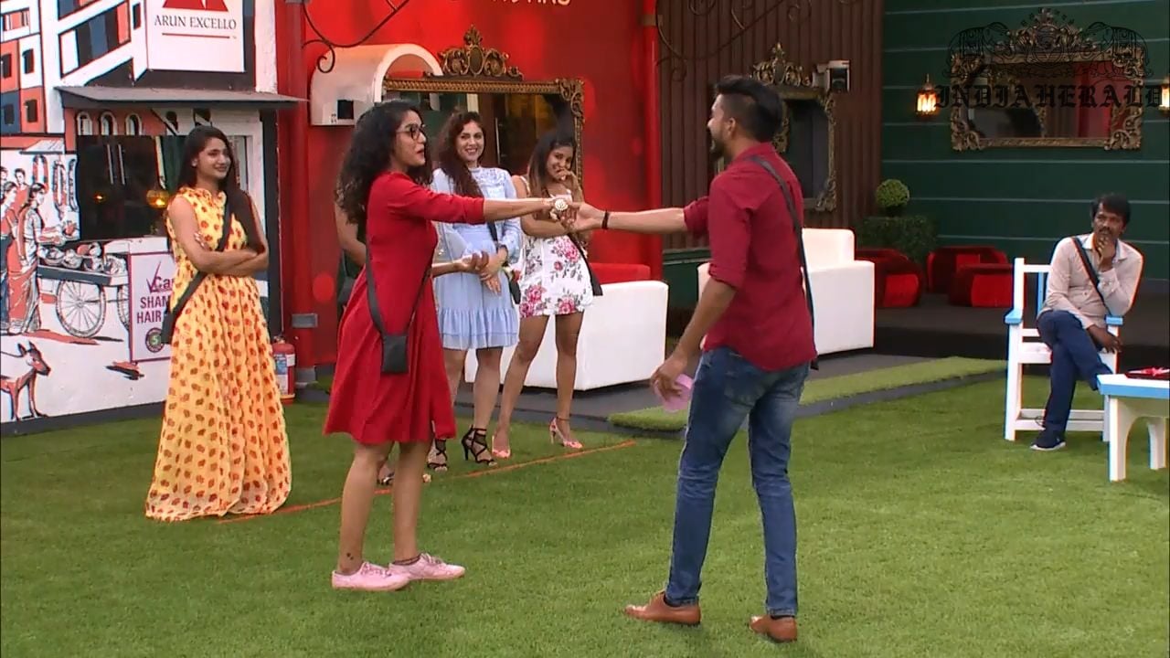 Bigg Boss Tamil Season 3 Day 41 Hot Stills Set 2