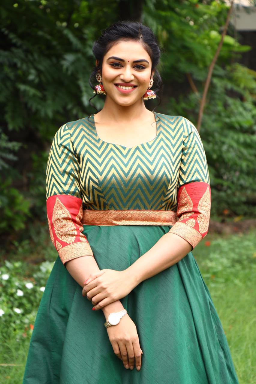 Bigil Girl Indhuja Looking Hot In Green Traditional Dress