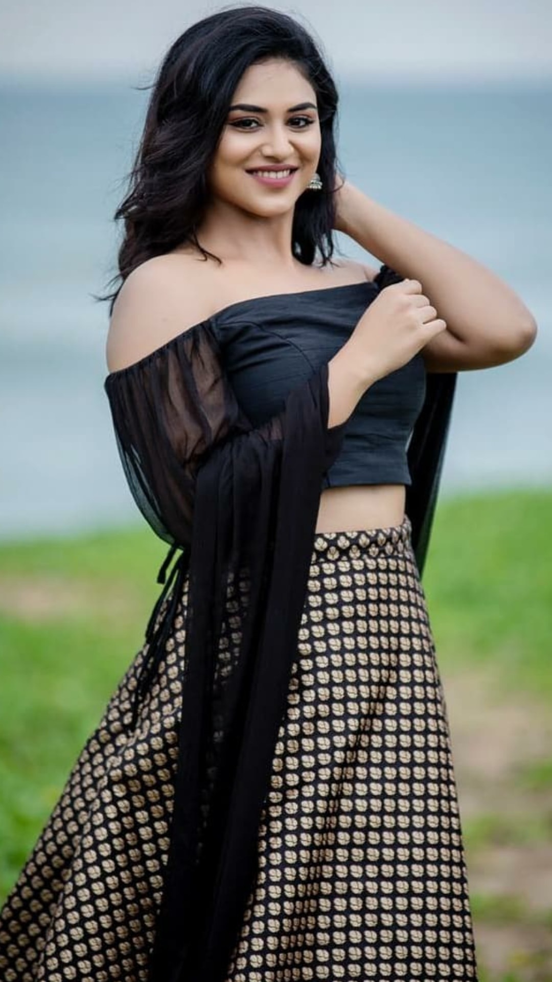 Bigil Girl Indhuja Shows Her Teasing Waistline In Recent Black Photoshoot