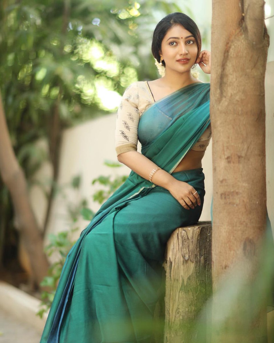 Bommu Lakshmi tempting saree photos