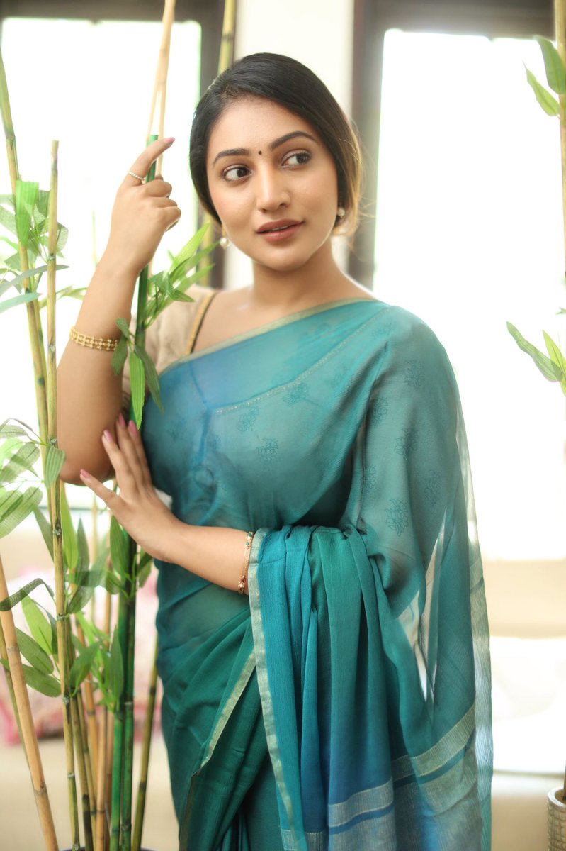 Bommu Lakshmi tempting saree photos