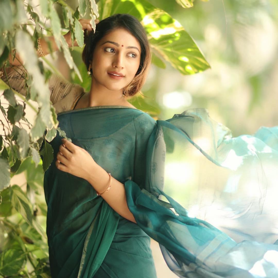 Bommu Lakshmi tempting saree photos