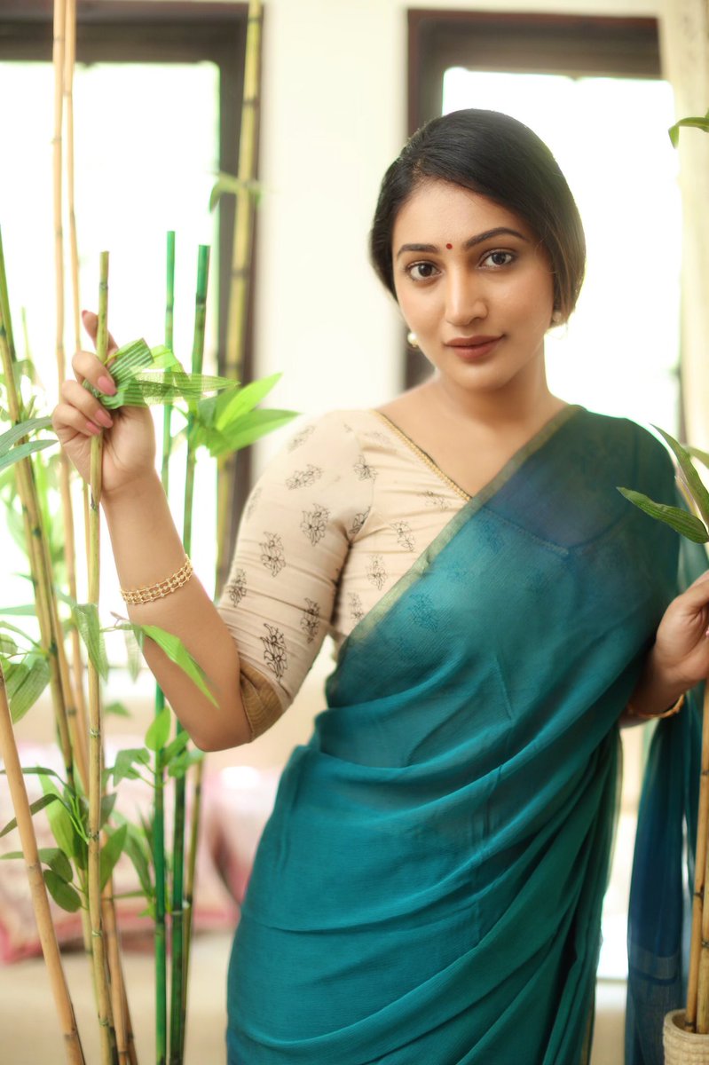 Bommu Lakshmi tempting saree photos