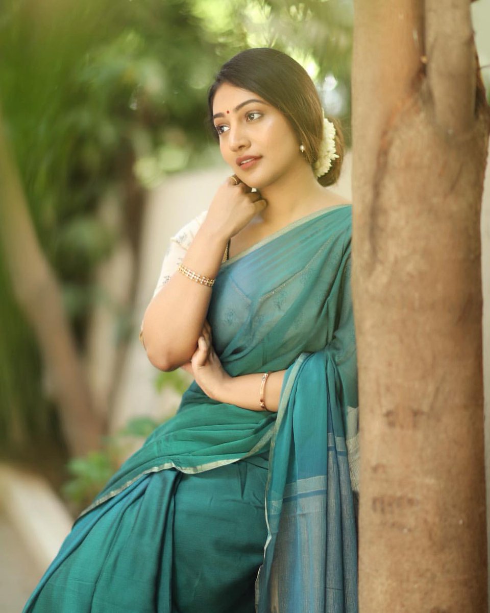 Bommu Lakshmi tempting saree photos