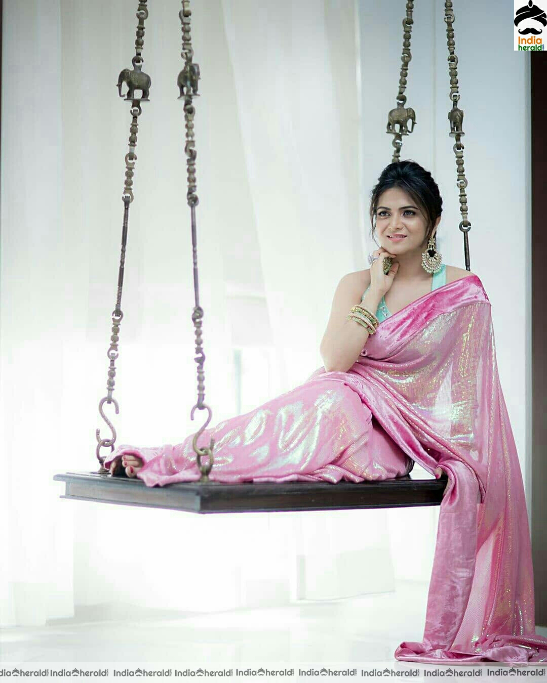 Brahmin Beauty cum TV Anchor DD Hot latest photos in Sleeveless blouse and saree