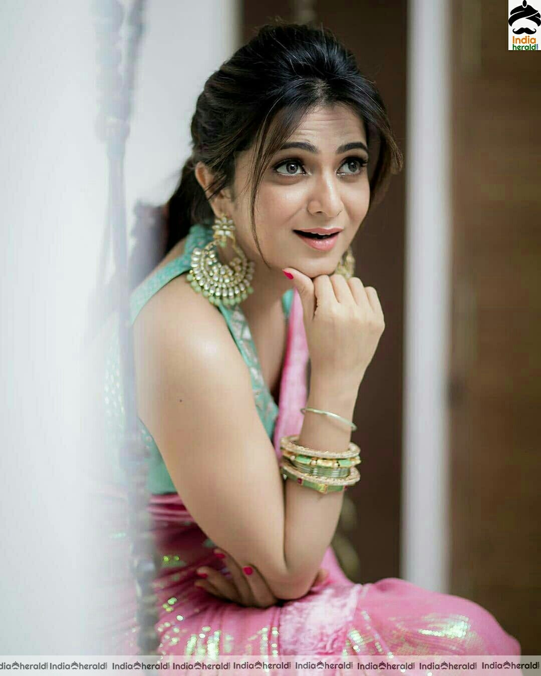 Brahmin Beauty cum TV Anchor DD Hot latest photos in Sleeveless blouse and saree