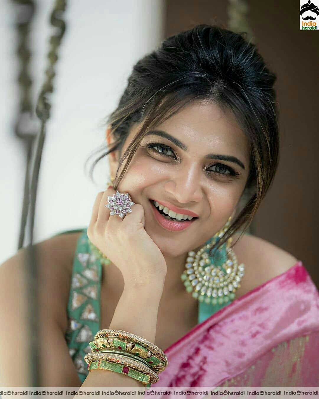 Brahmin Beauty cum TV Anchor DD Hot latest photos in Sleeveless blouse and saree