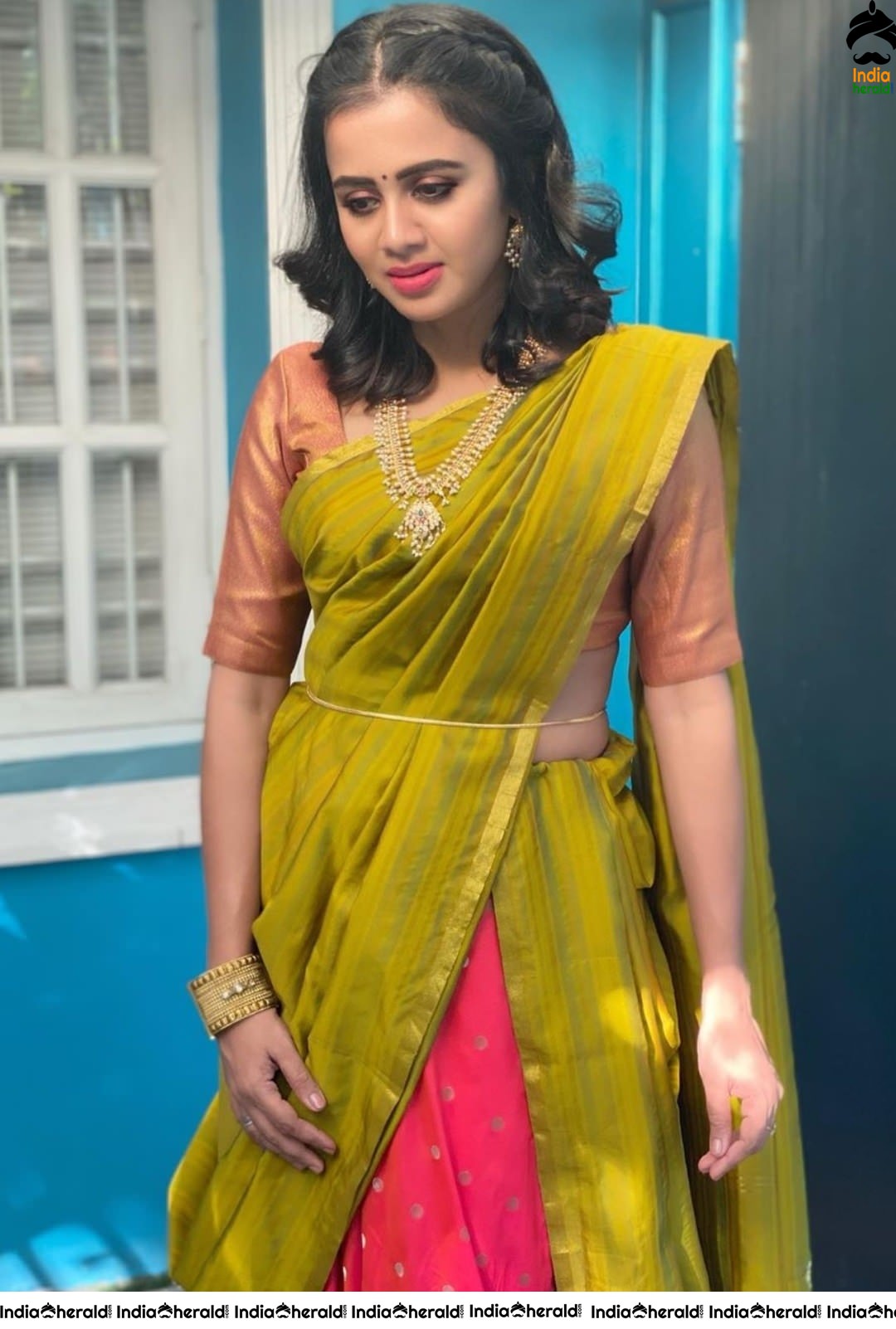 Brahmin Beauty VJ Anjana Rangan showing her Sexy Hip in Saree