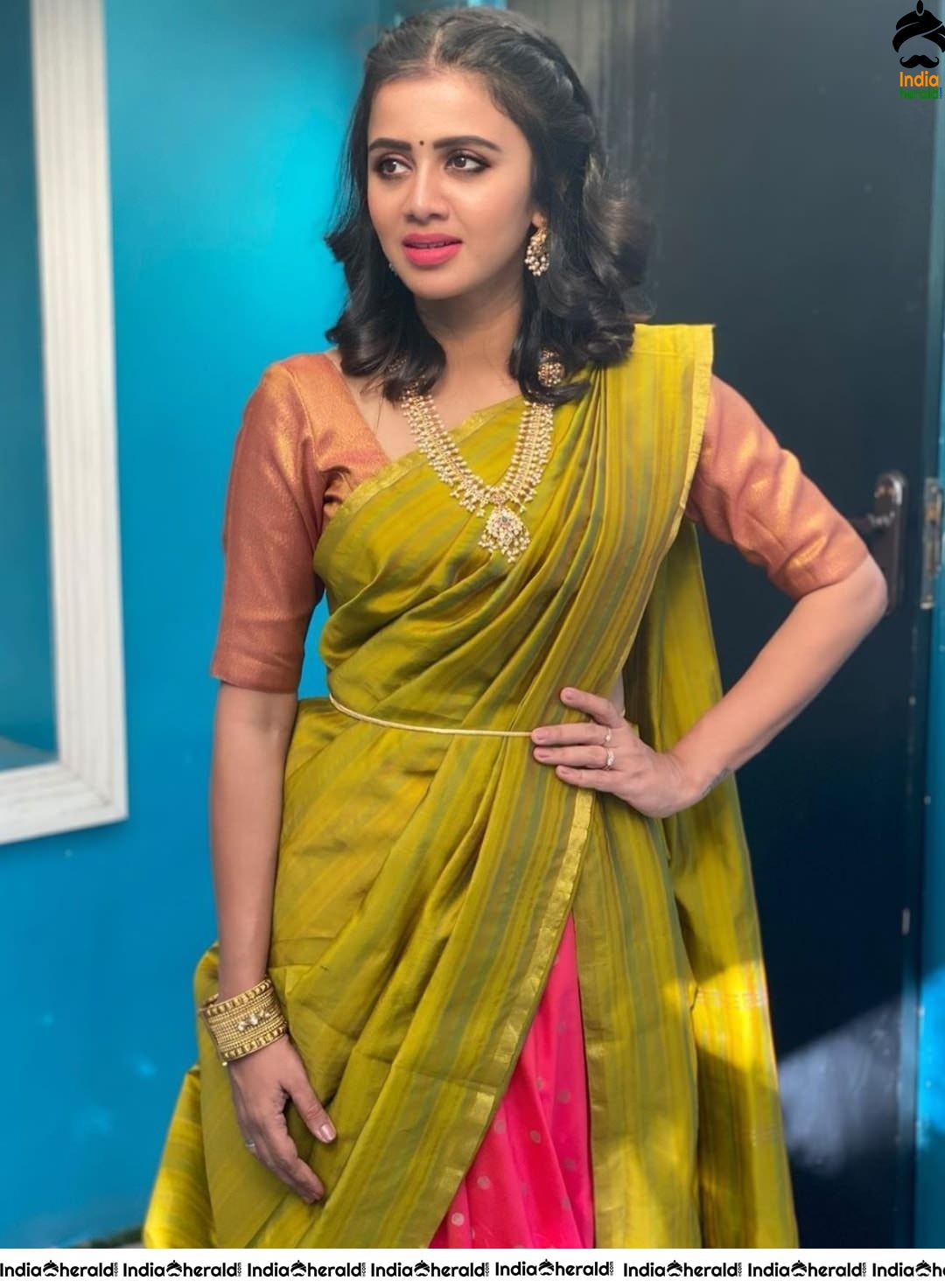 Brahmin Beauty VJ Anjana Rangan showing her Sexy Hip in Saree