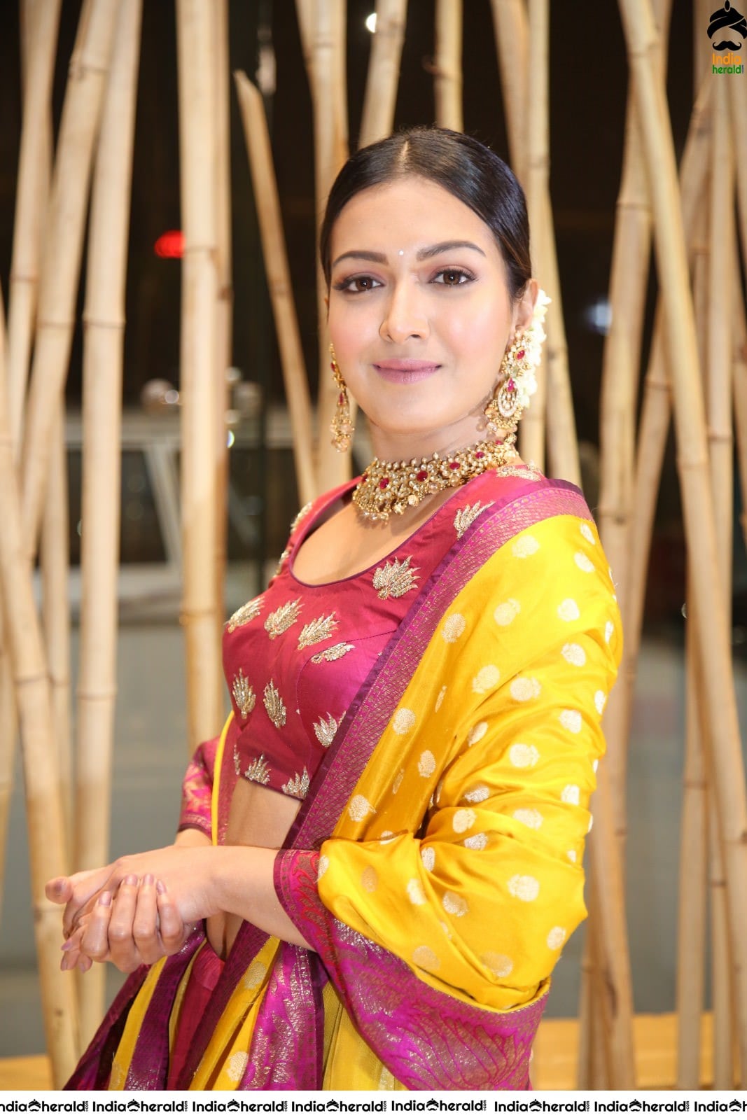 Catherine Tresa Shows her Hot Waistline in Traditional Attire