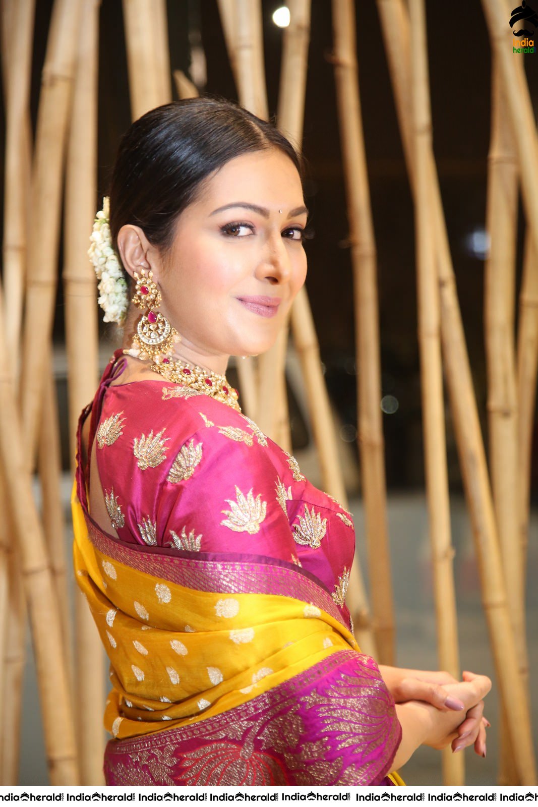 Catherine Tresa Shows her Hot Waistline in Traditional Attire