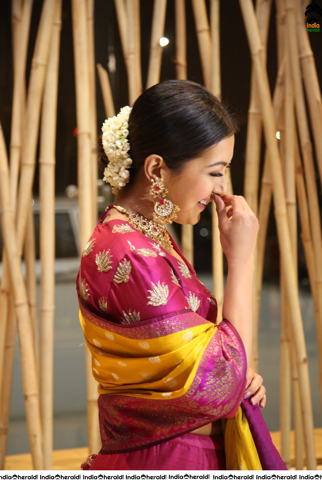 Catherine Tresa Shows her Hot Waistline in Traditional Attire
