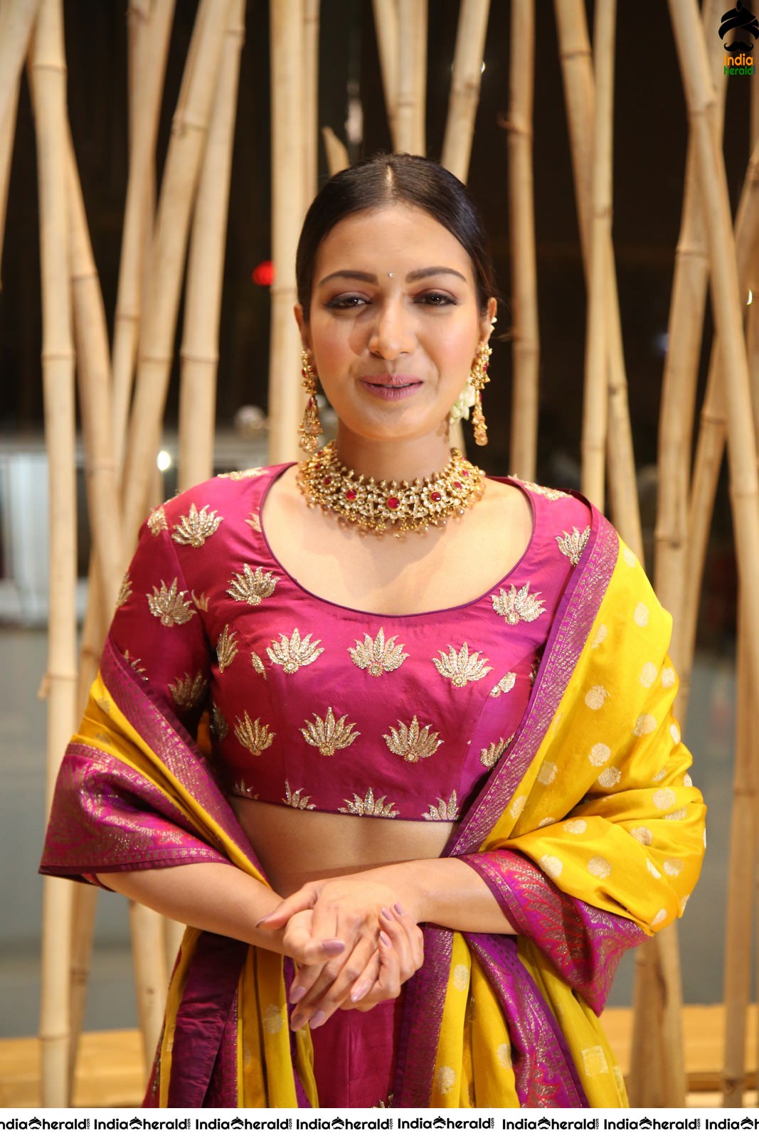 Catherine Tresa Shows her Hot Waistline in Traditional Attire