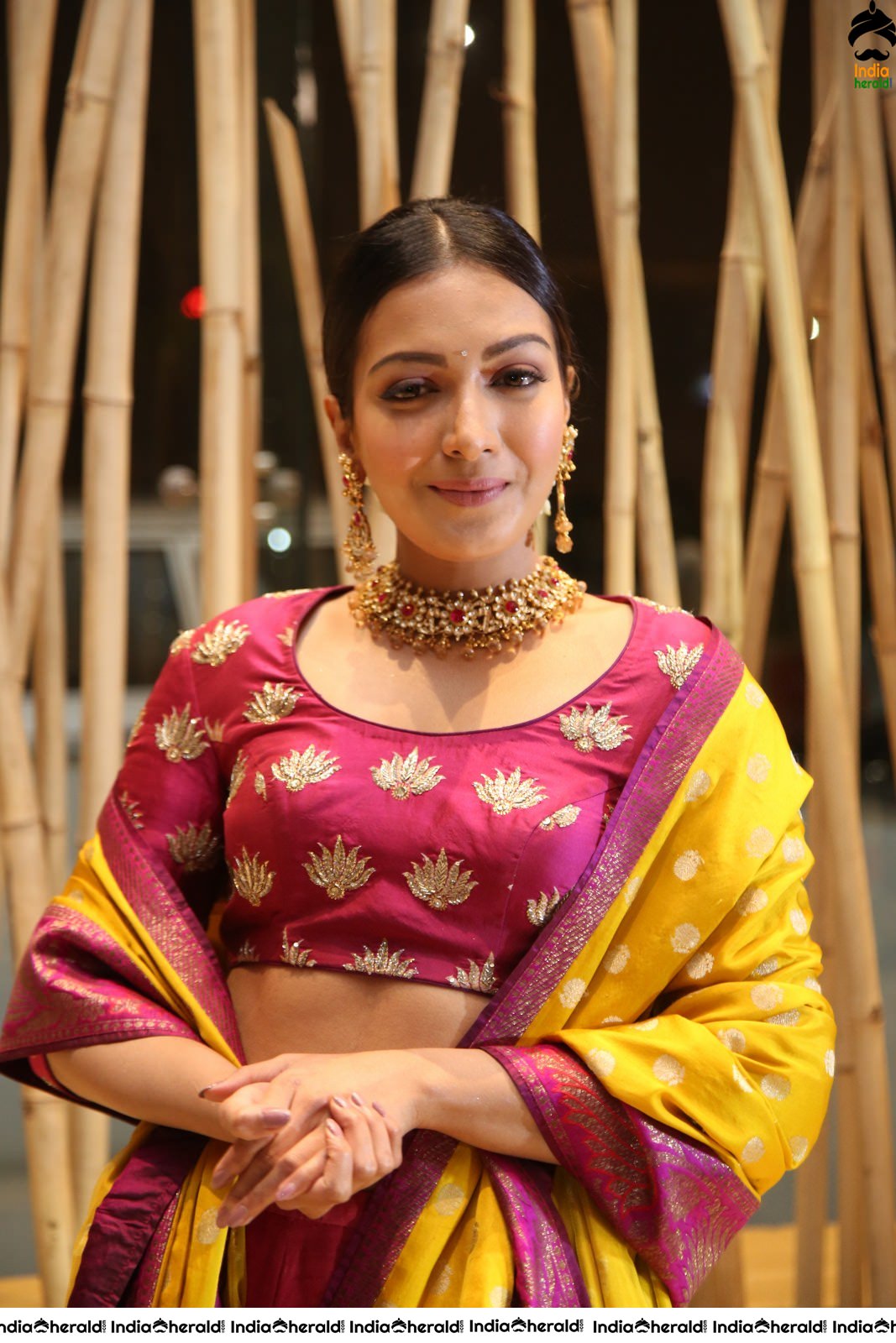 Catherine Tresa Shows her Hot Waistline in Traditional Attire