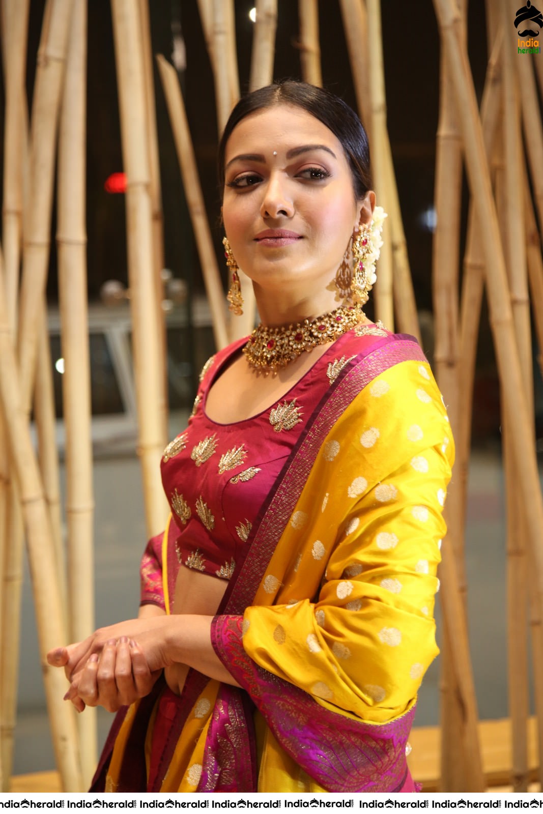 Catherine Tresa Shows her Hot Waistline in Traditional Attire