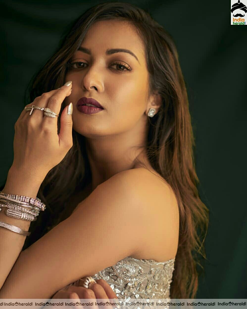 Catherine Tresa Shows Her Sexy Waist Line In Golden Attire