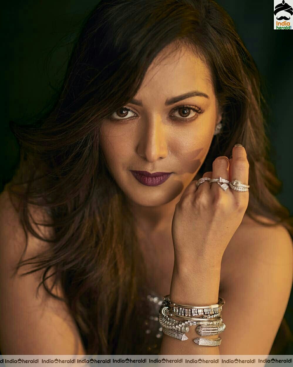 Catherine Tresa Shows Her Sexy Waist Line In Golden Attire