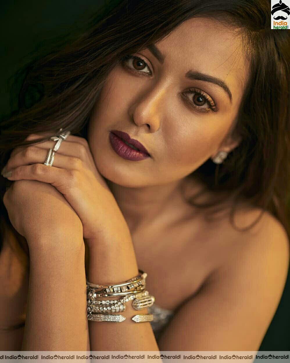 Catherine Tresa Shows Her Sexy Waist Line In Golden Attire