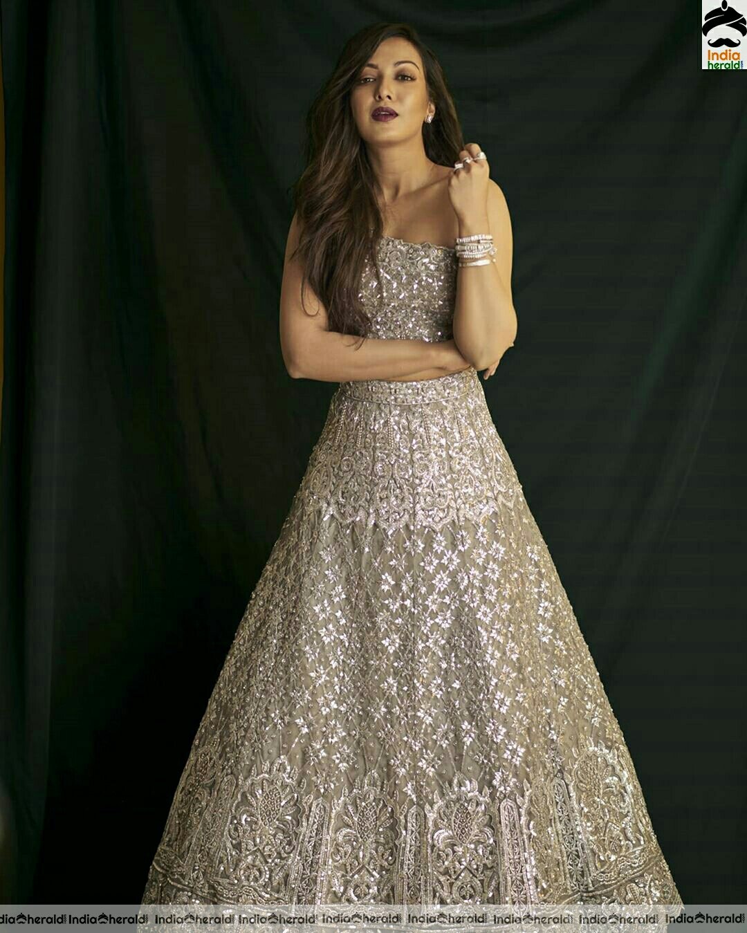 Catherine Tresa Shows Her Sexy Waist Line In Golden Attire