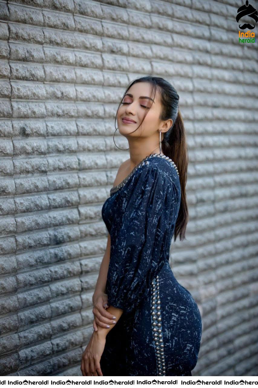 Catherine Tresa Sizzling Hot Photos flaunting her parabolic curves Set 2