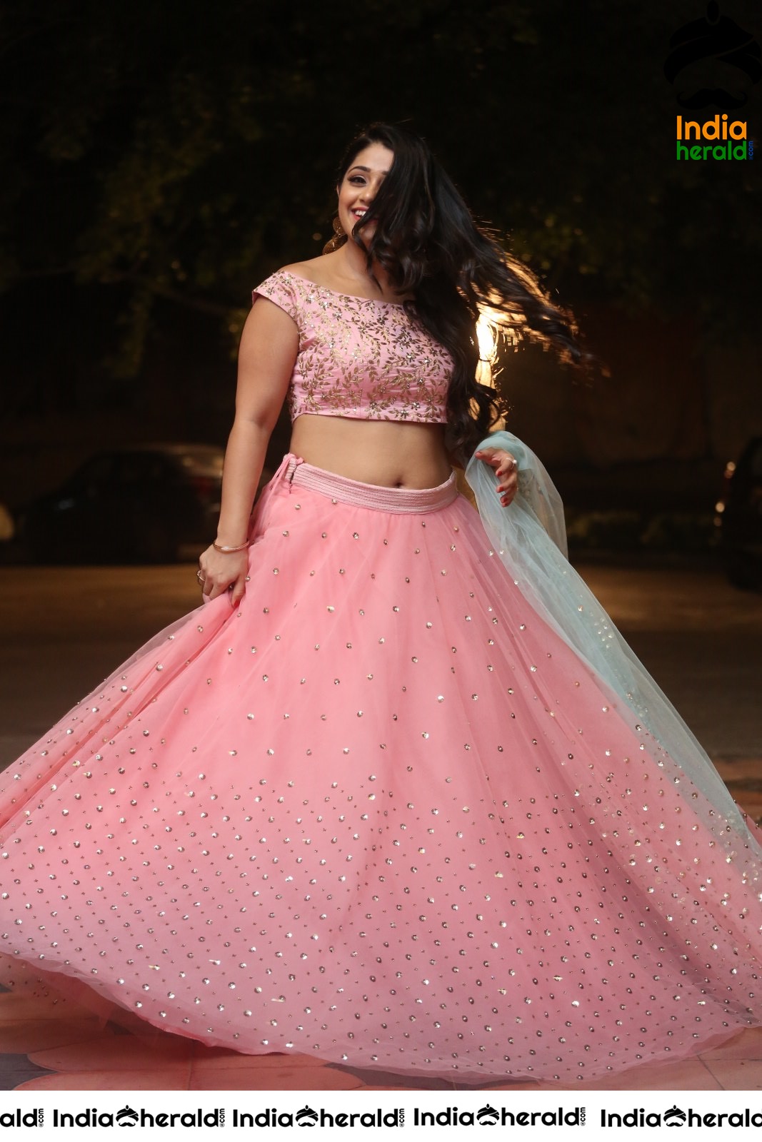 Chandni Bhagwanani Exposing her Waistline and Navel in Pink Attire Set 1