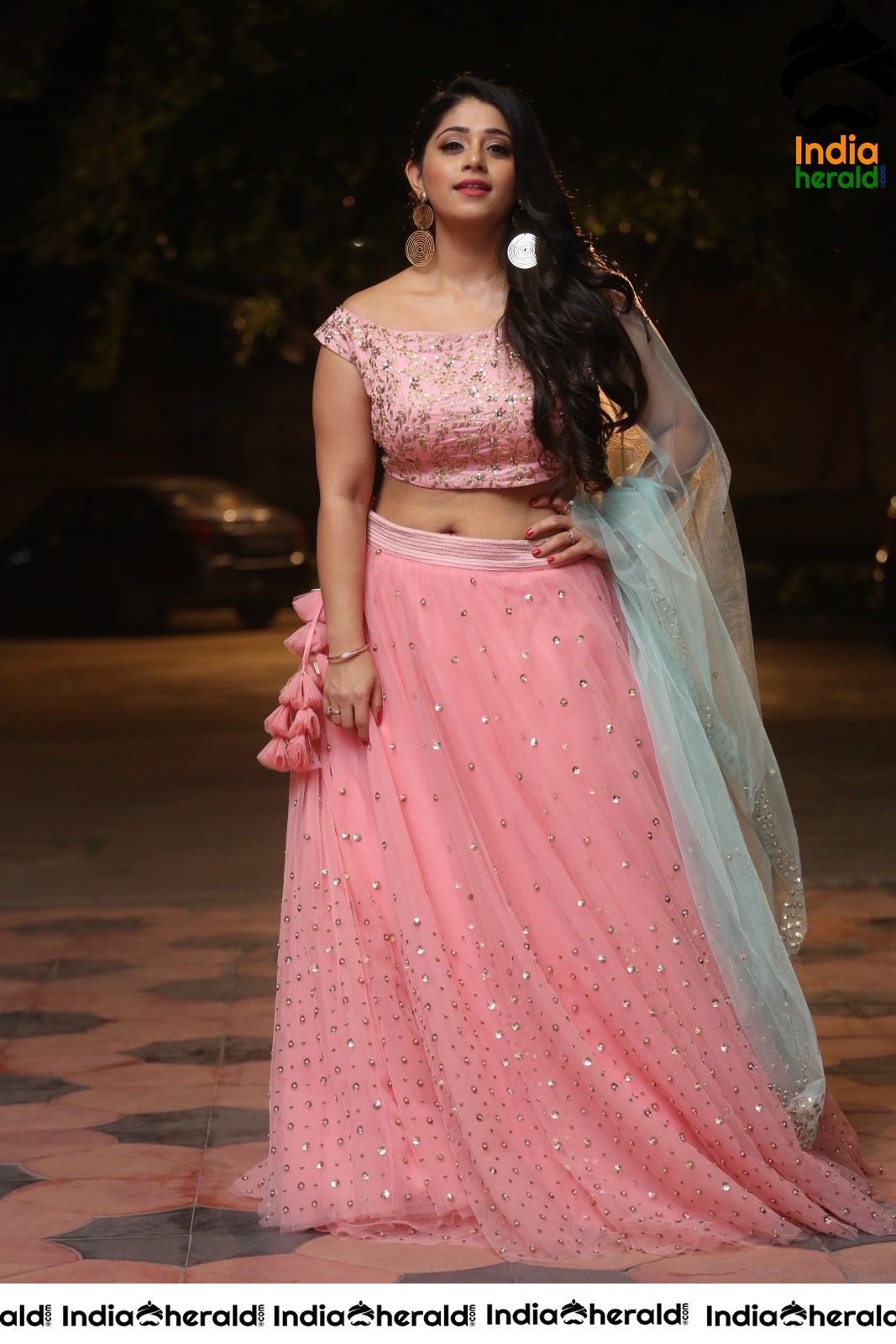 Chandni Bhagwanani Exposing her Waistline and Navel in Pink Attire Set 1