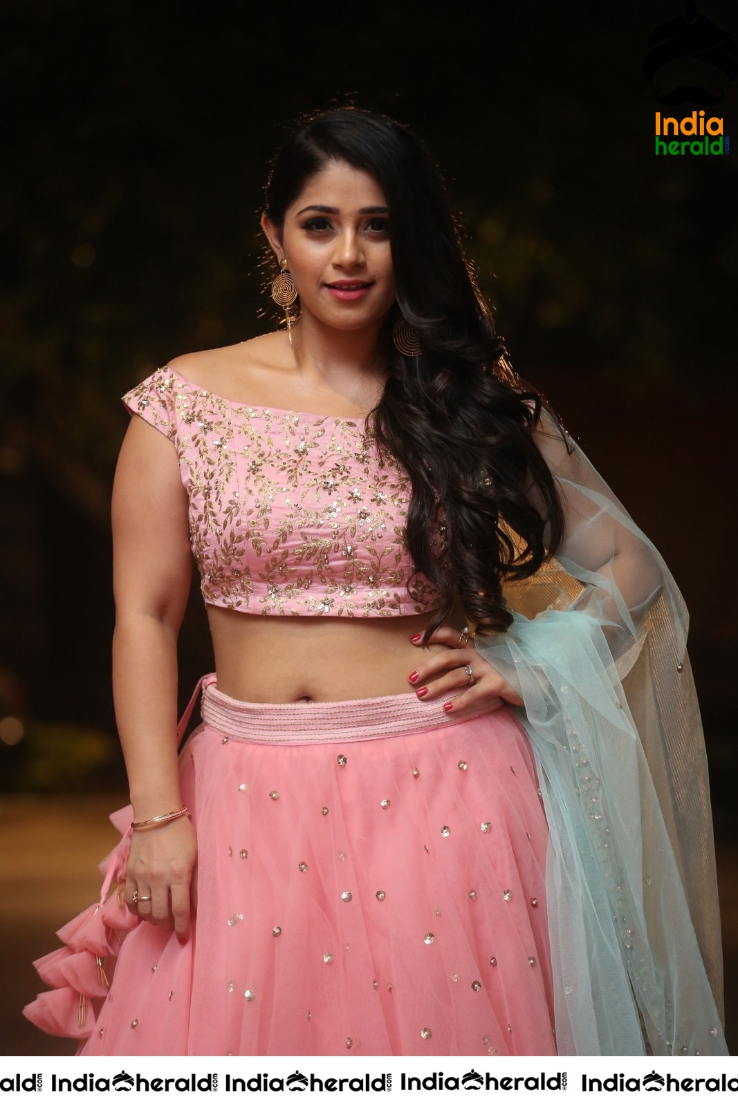 Chandni Bhagwanani Exposing her Waistline and Navel in Pink Attire Set 1