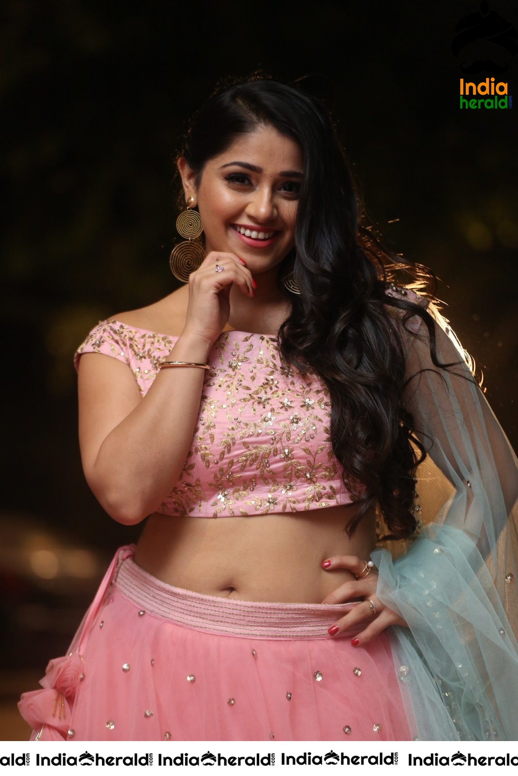 Chandni Bhagwanani Exposing her Waistline and Navel in Pink Attire Set 1