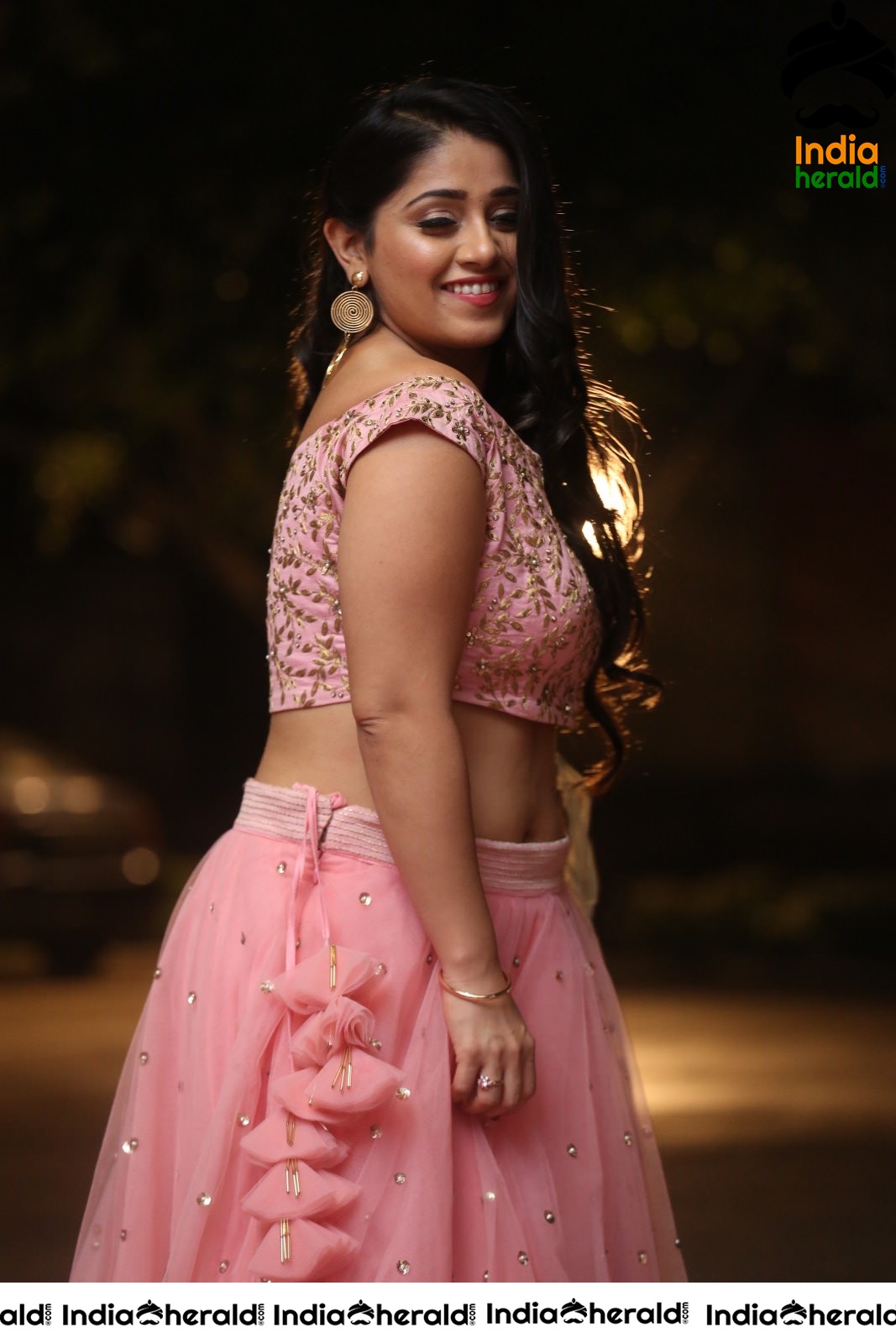 Chandni Bhagwanani Exposing her Waistline and Navel in Pink Attire Set 1