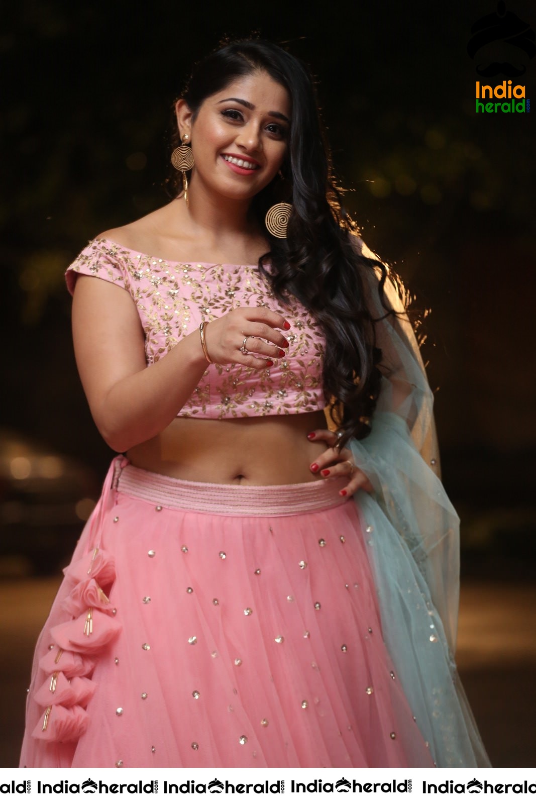 Chandni Bhagwanani Exposing her Waistline and Navel in Pink Attire Set 1