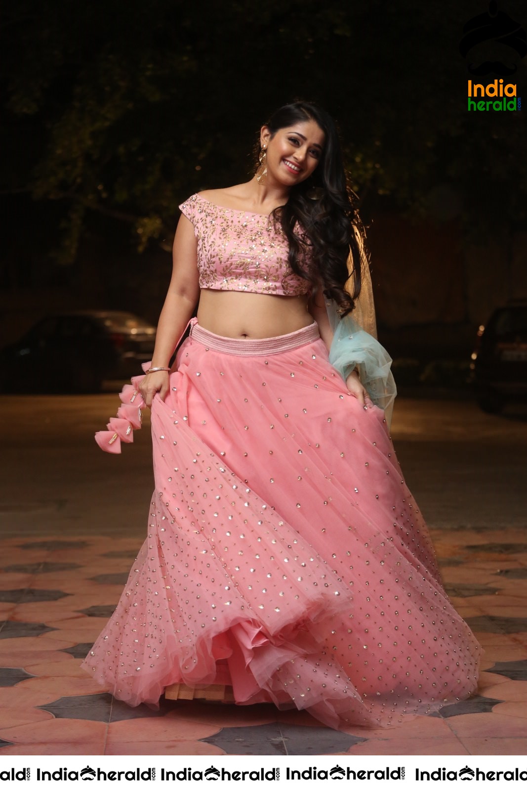 Chandni Bhagwanani Exposing her Waistline and Navel in Pink Attire Set 1