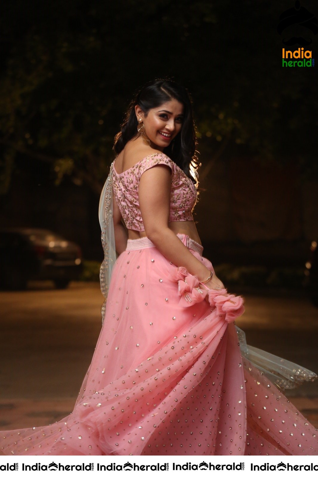 Chandni Bhagwanani Exposing her Waistline and Navel in Pink Attire Set 1