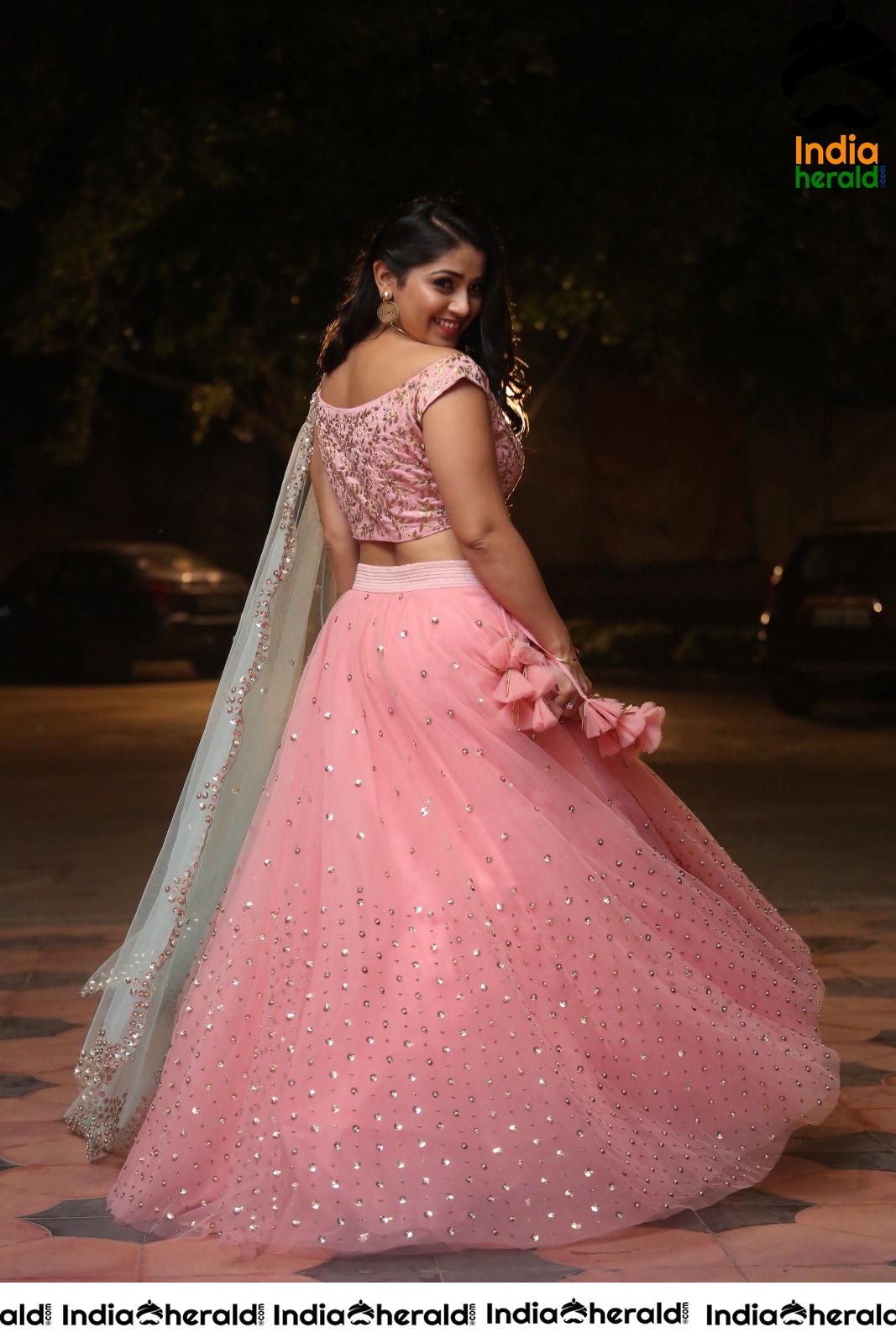Chandni Bhagwanani Exposing her Waistline and Navel in Pink Attire Set 1