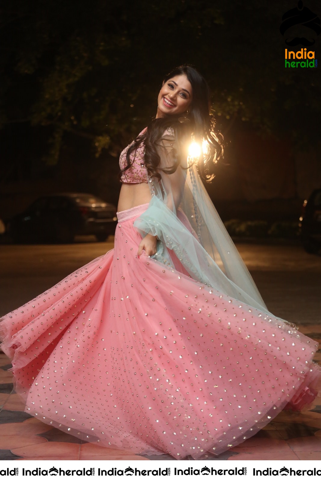 Chandni Bhagwanani Exposing her Waistline and Navel in Pink Attire Set 1