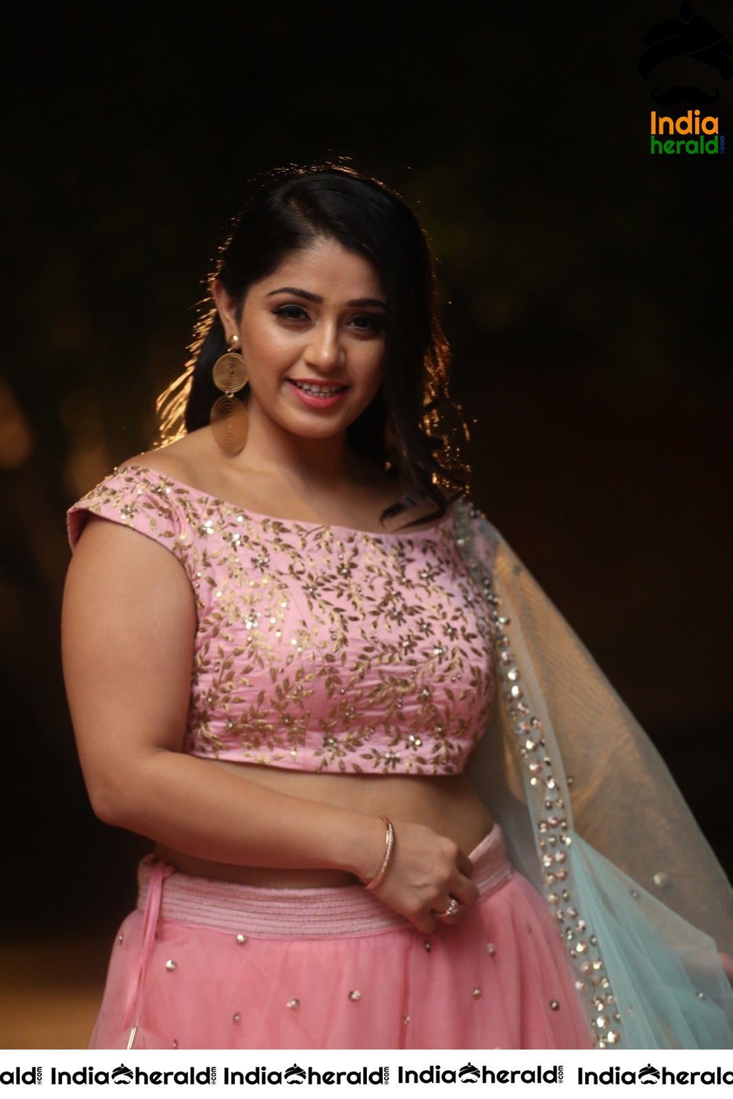 Chandni Bhagwanani Exposing her Waistline and Navel in Pink Attire Set 2