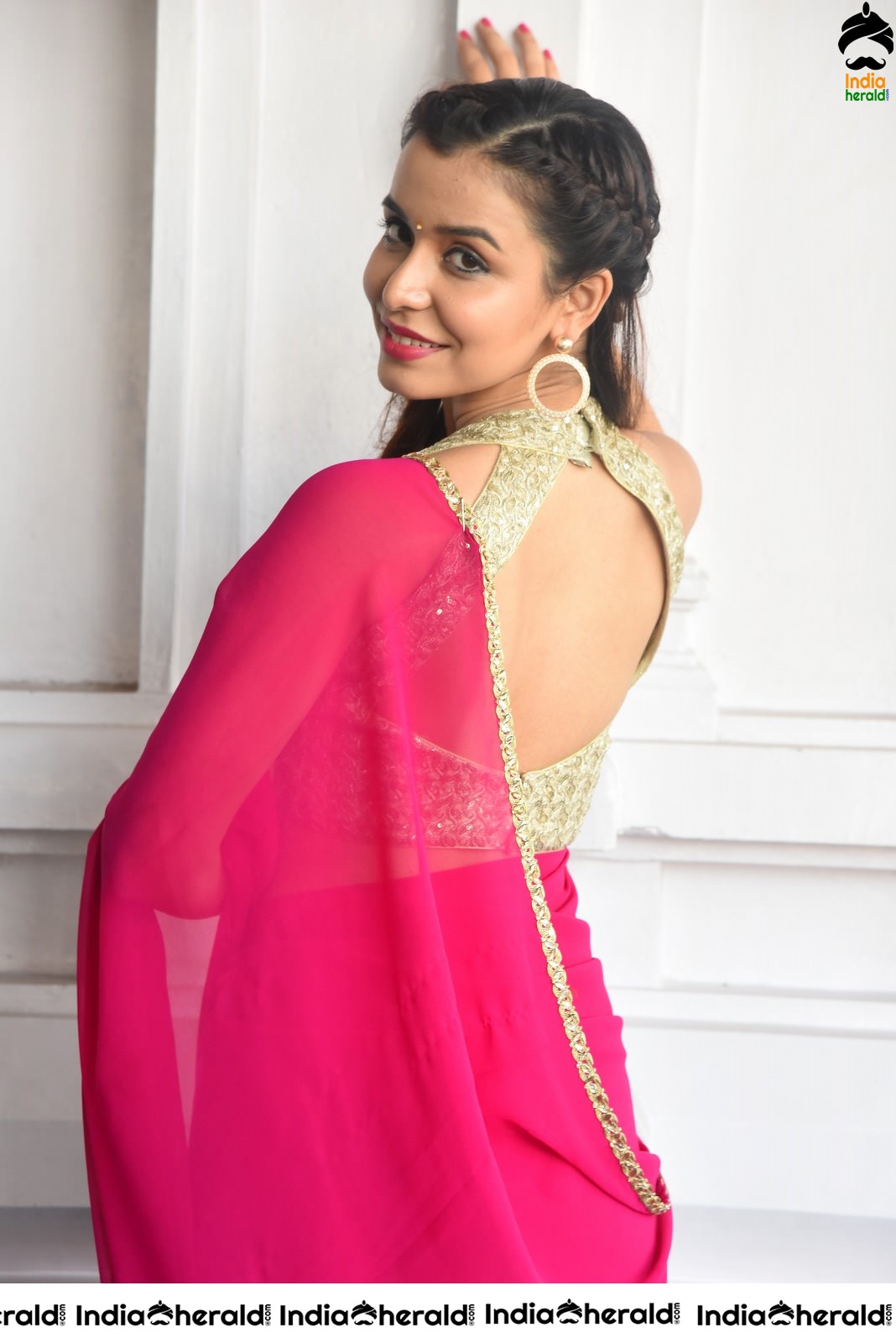 Chitranshi Dhyani Hot Stills in Pink Saree Set 1