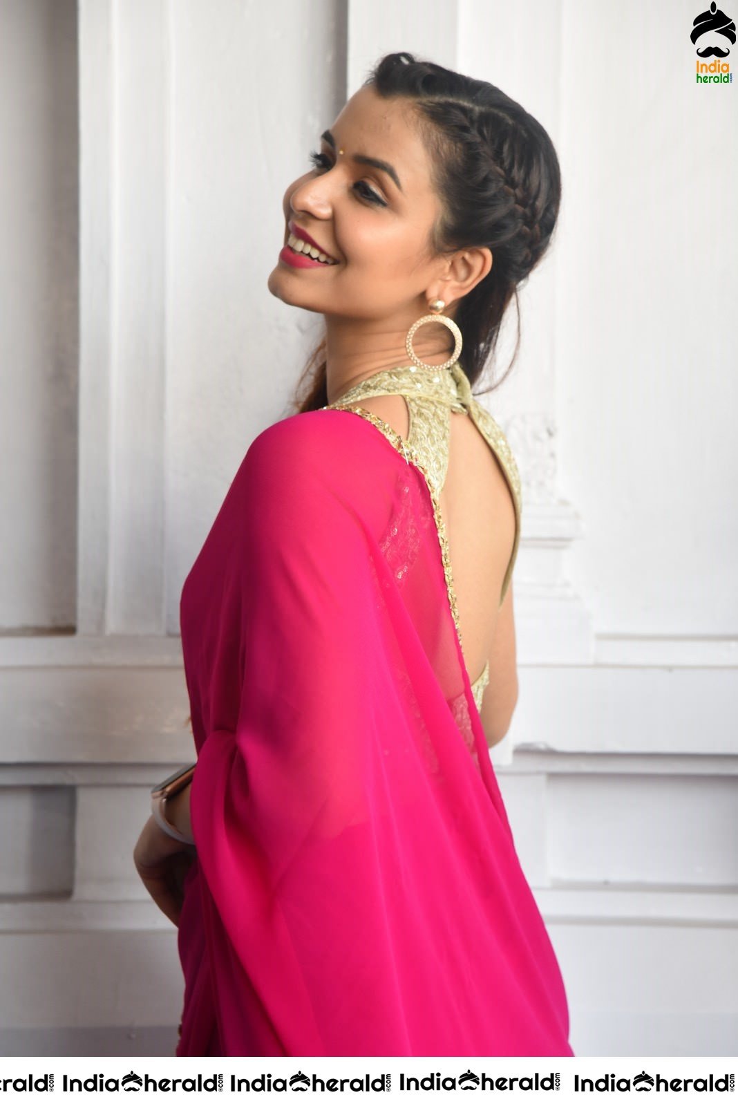 Chitranshi Dhyani Hot Stills in Pink Saree Set 1