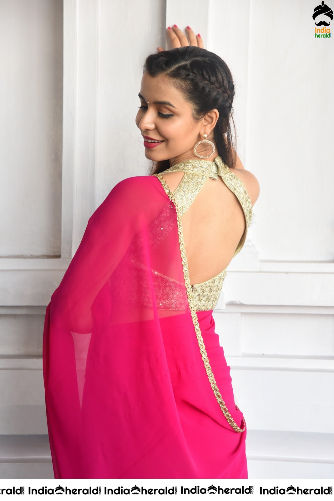 Chitranshi Dhyani Hot Stills in Pink Saree Set 2