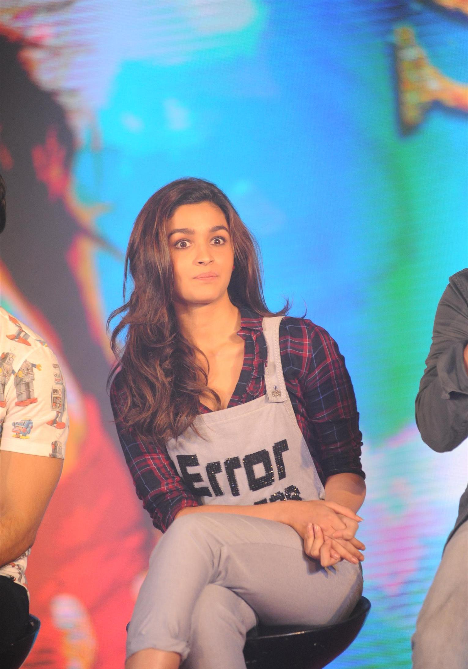 Cute Alia Bhatt Funny Expressions On Stage