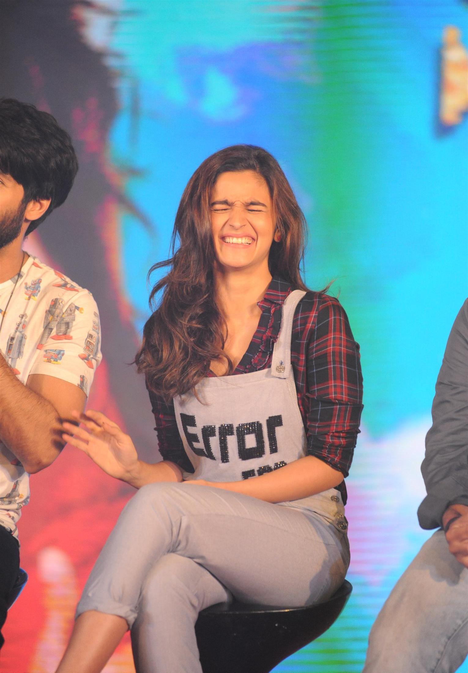 Cute Alia Bhatt Funny Expressions On Stage