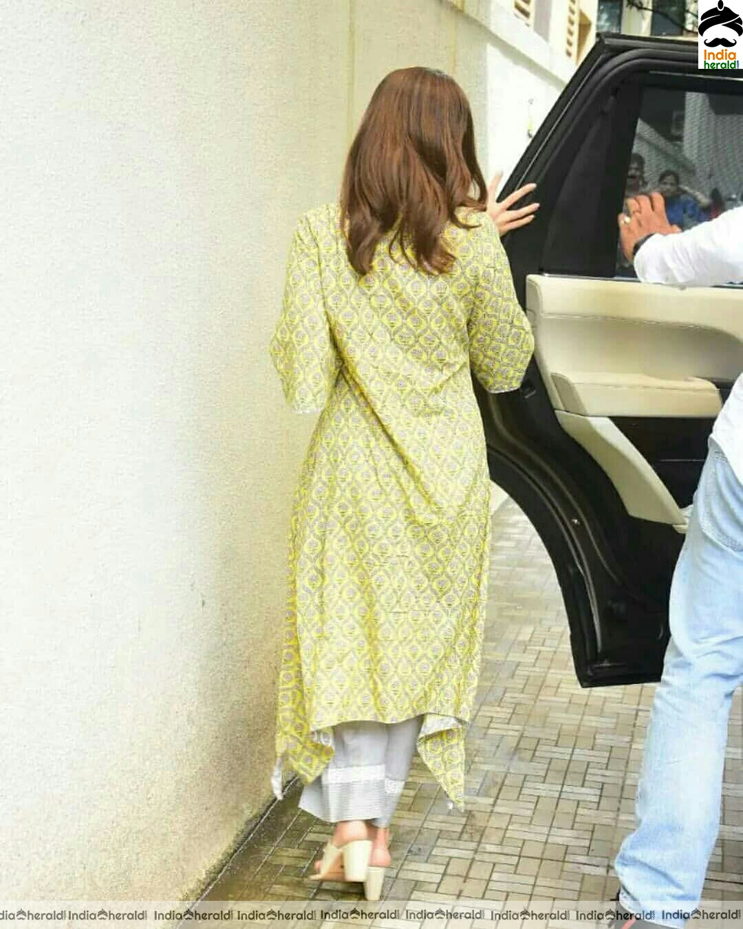 Cute Alia Bhatt Spotted At Mahesh Bhatt Office